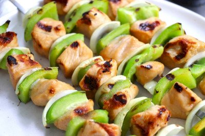 Brochettes de poulet au miel et à la lime